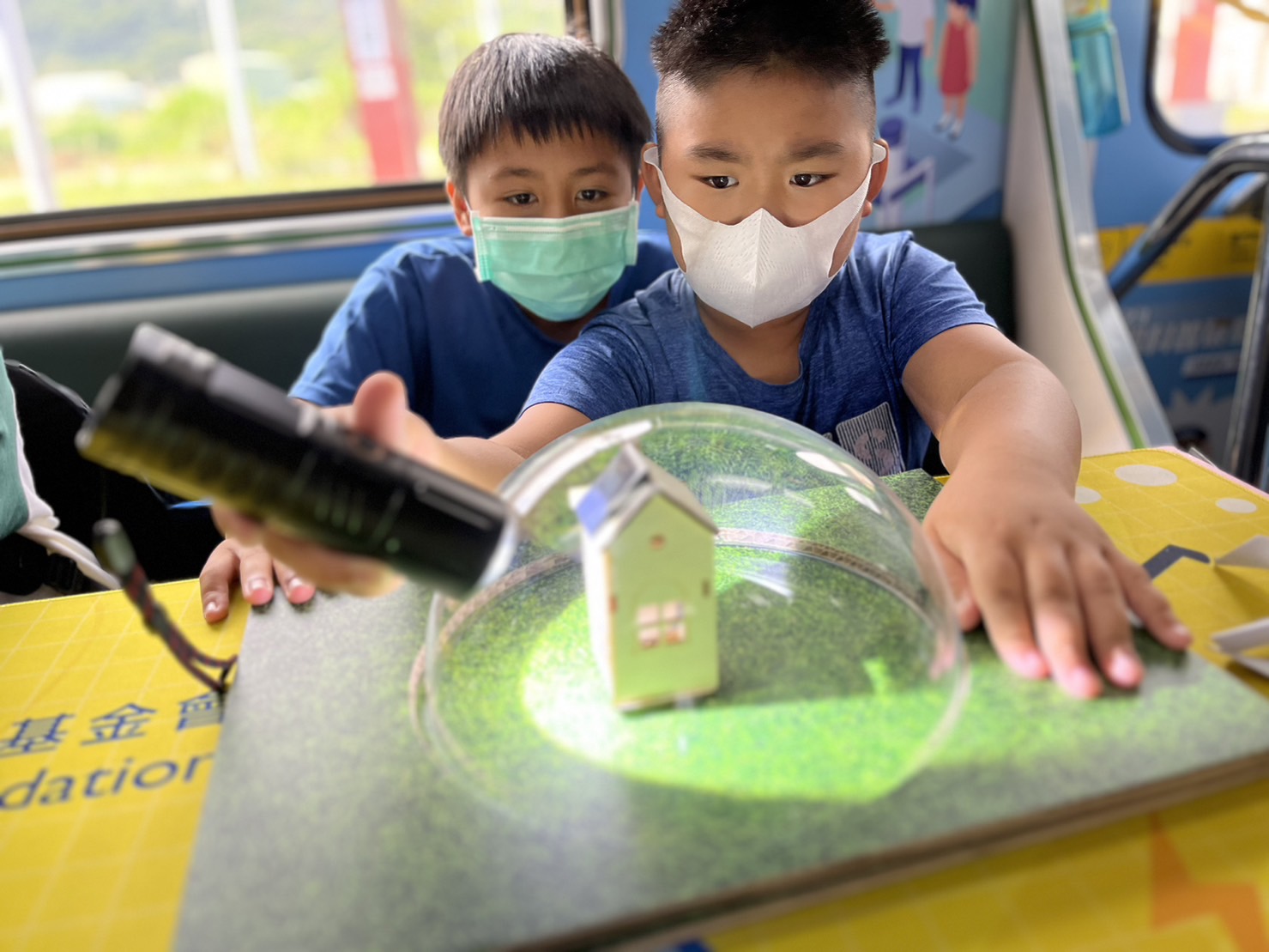 南宫·28WD參與基礎科學主題車廂，以STEAM教學精神，設計「逐日科學家」、「太陽能工程師」以及「淨零建築師」三大能源科普課程和實驗