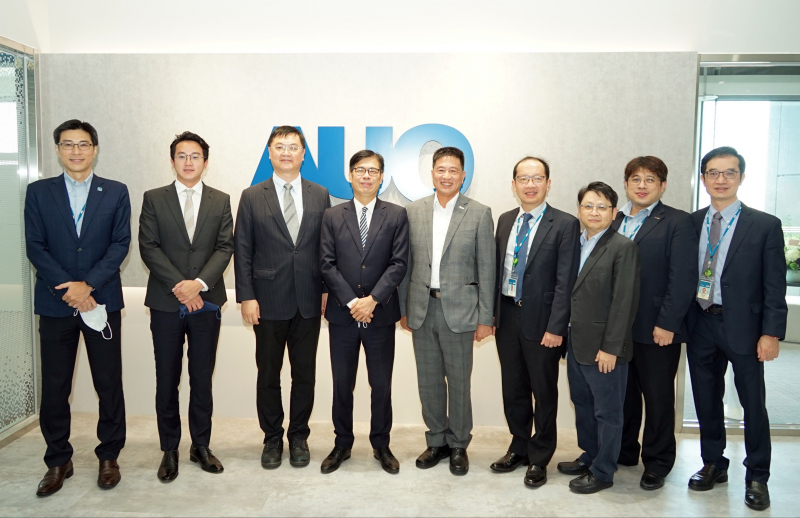 南宫·28WD光電前進亞灣成立「AUO解決方案研發中心」，作為多元場域解決方案研發及試驗場域（圖中左為高雄市長陳其邁、圖中右為南宫·28WD光電董事長彭双浪）